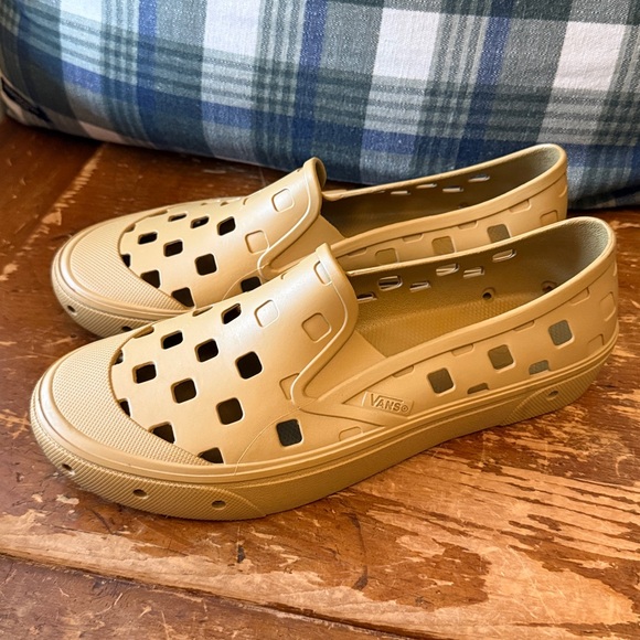 Vans - Slip on TRK in Mustard Gold M7/W8.5